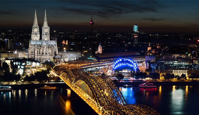 Photo of the skyline of Cologne at night